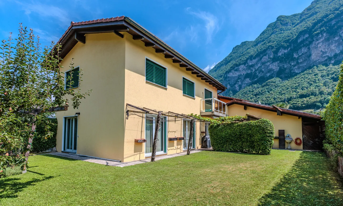 VILLA 4.5 LOC. IN BIOEDILIZA CON GIARDINO A RIVA SAN VITALE - Foto 1 di 9