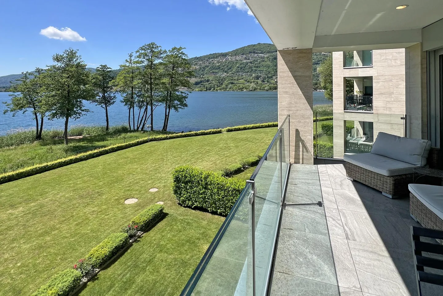 Exclusive 4.5 Rooms with Terrace Facing the Lake in Muzzano - Photo 3 of 9