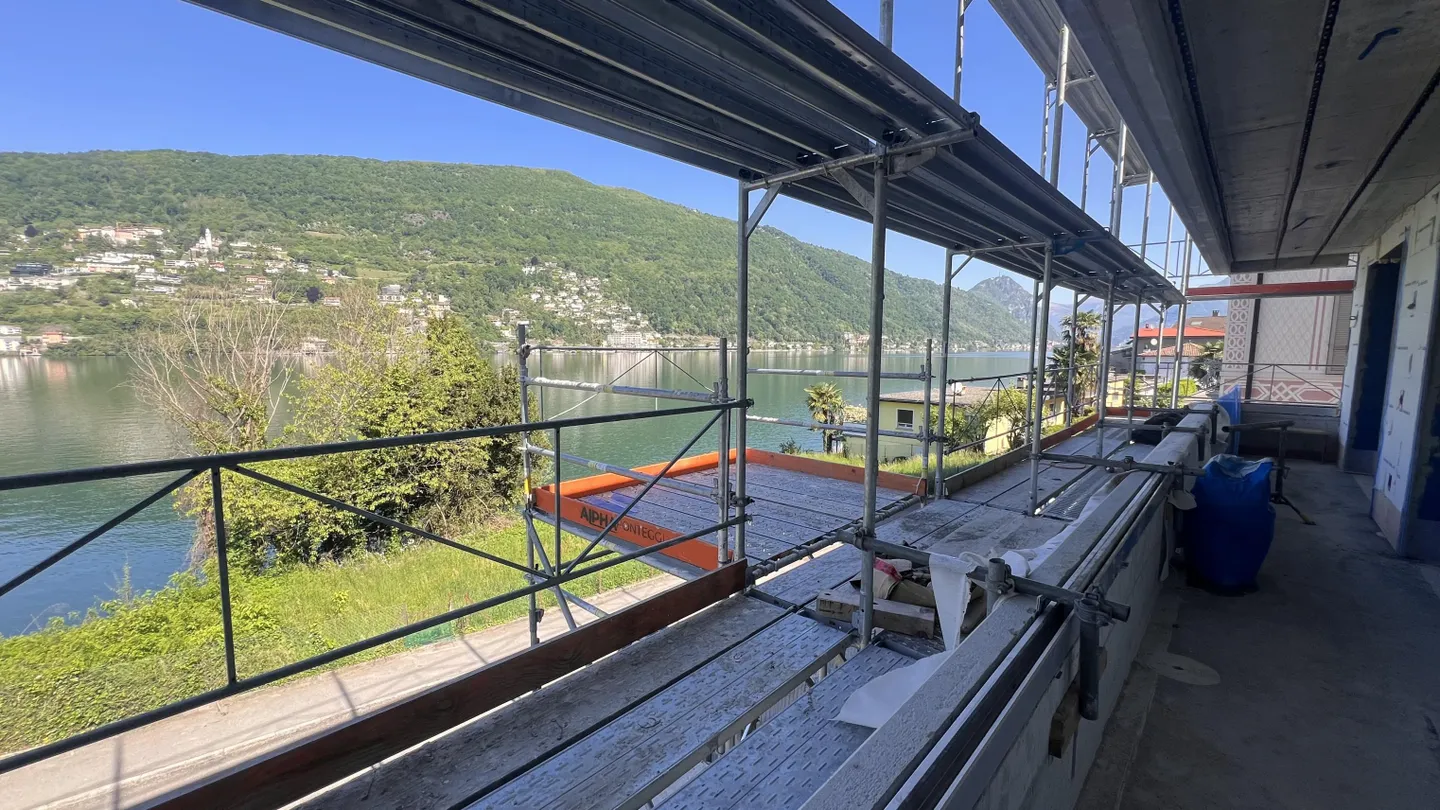 VILLA 4.5 LOC. SEEBLICK MIT BOOTSANLEGESTELLE IN BRUSINO ARSIZIO - Foto 1 von 7