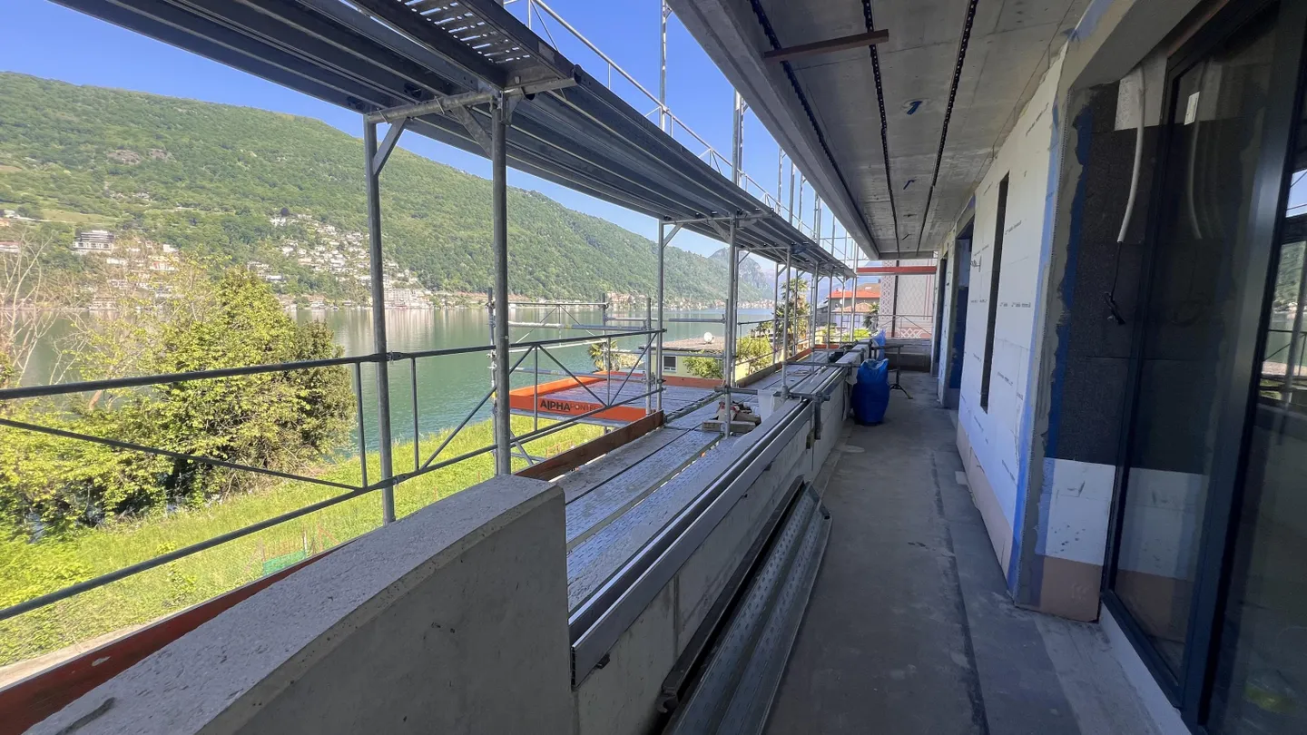 VILLA 4.5 LOC. SEEBLICK MIT BOOTSANLEGESTELLE IN BRUSINO ARSIZIO - Foto 2 von 7