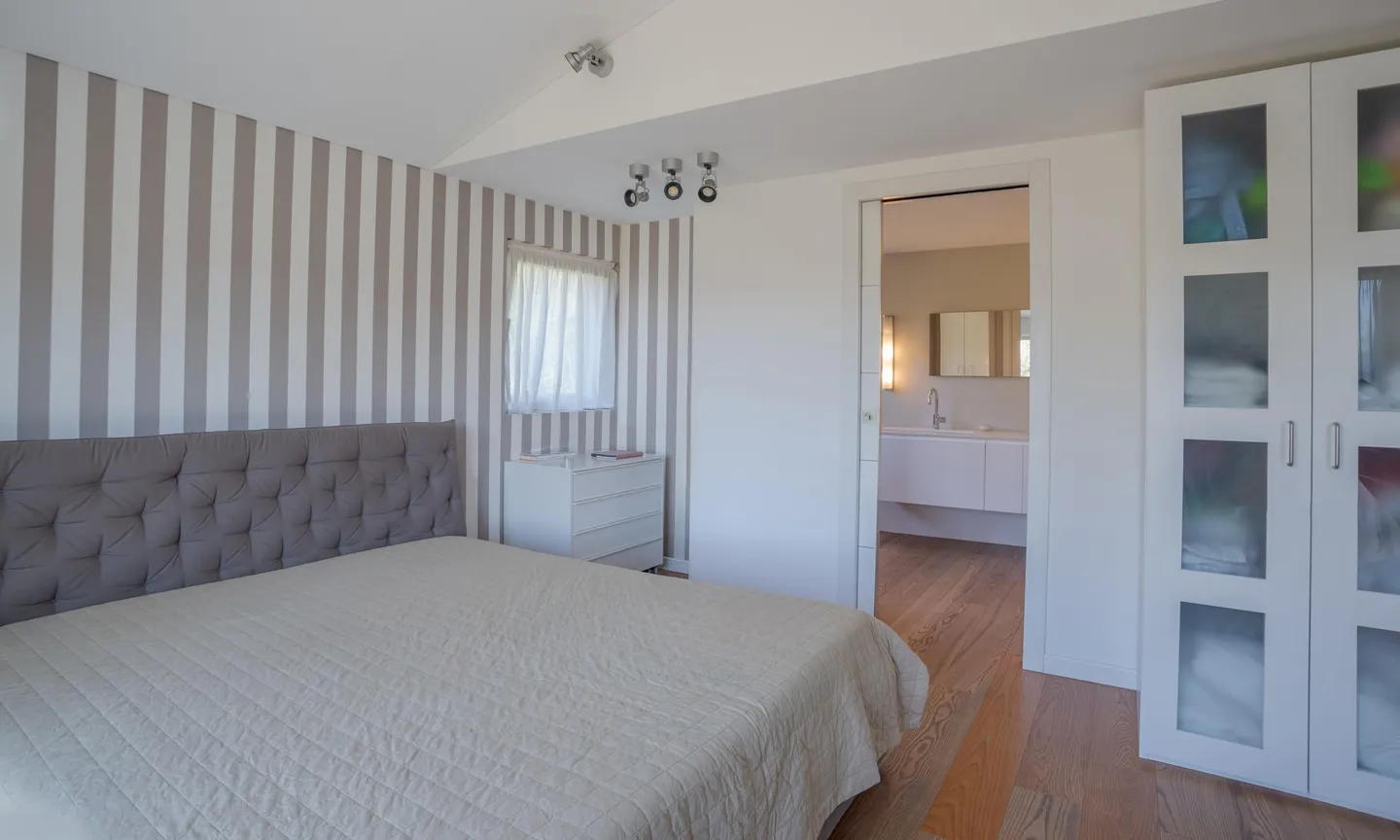 VILLA DI 6.5 LOCALI CON PISCINA INTERNA A NOVAZZANO - Foto 7 di 10