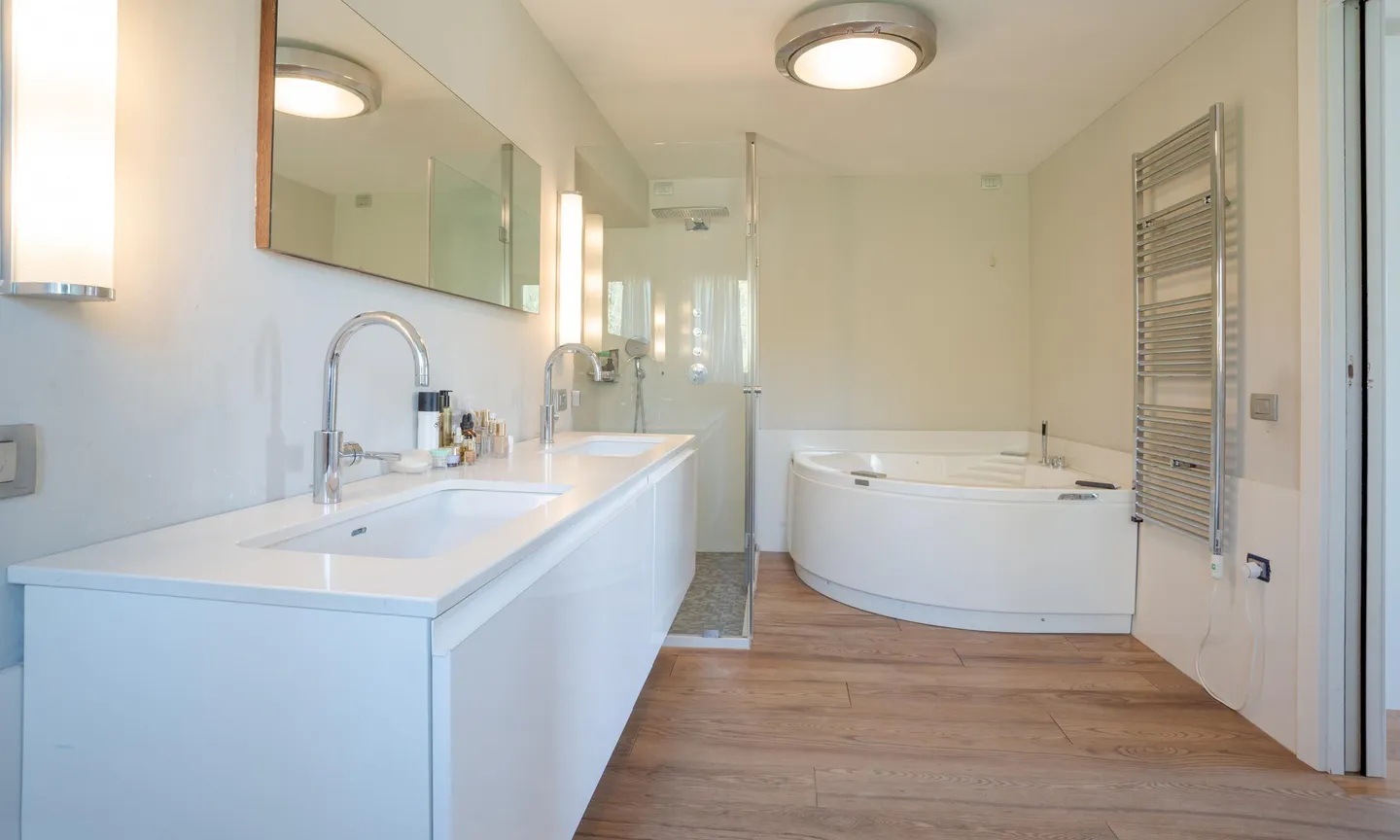 VILLA DI 6.5 LOCALI CON PISCINA INTERNA A NOVAZZANO - Foto 8 di 10