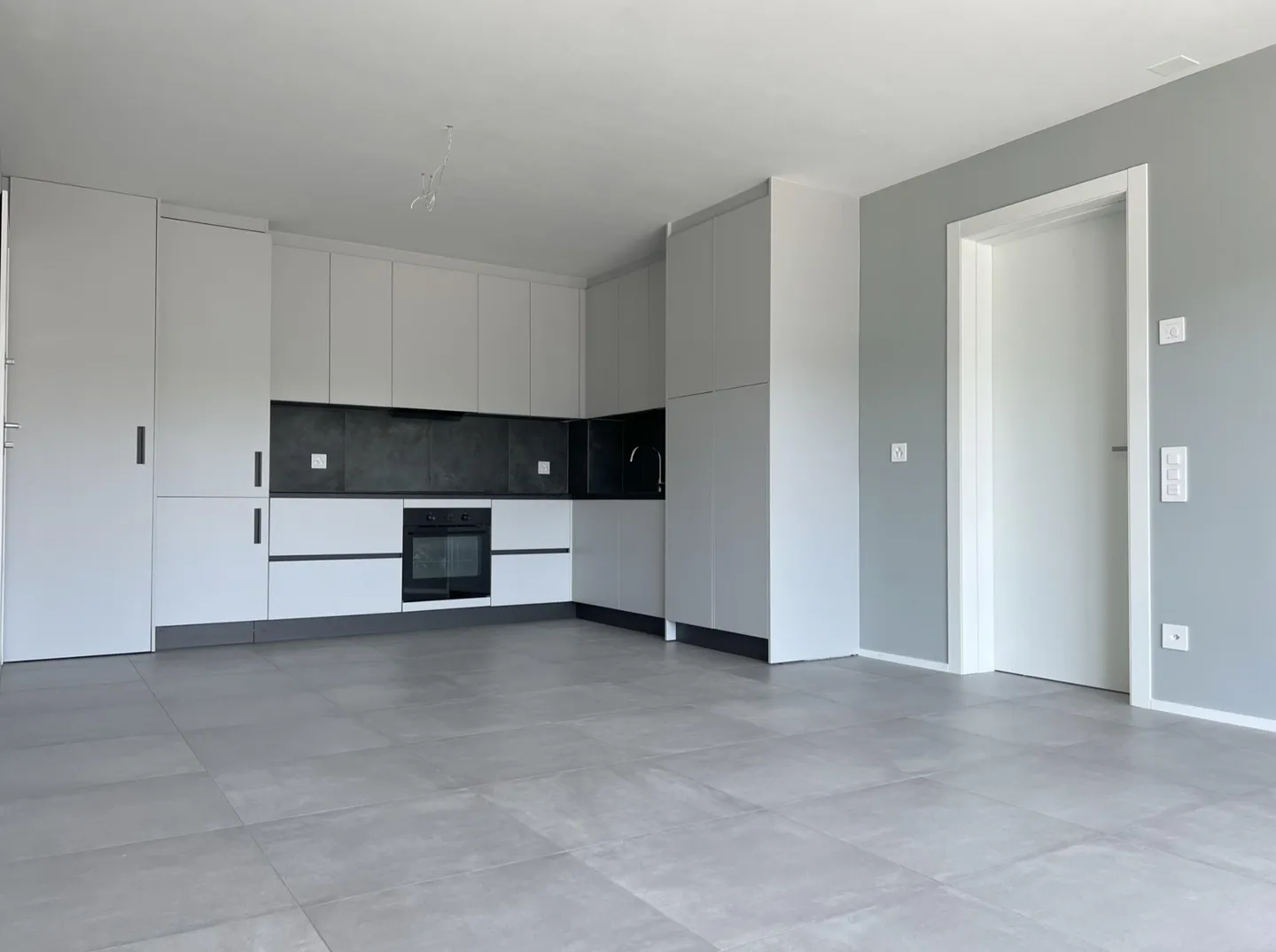ZU VERMIETEN NEUE 3.5 ZIMMER MIT AUSSICHT IN MORBIO INFERIORE - Foto 1 von 6