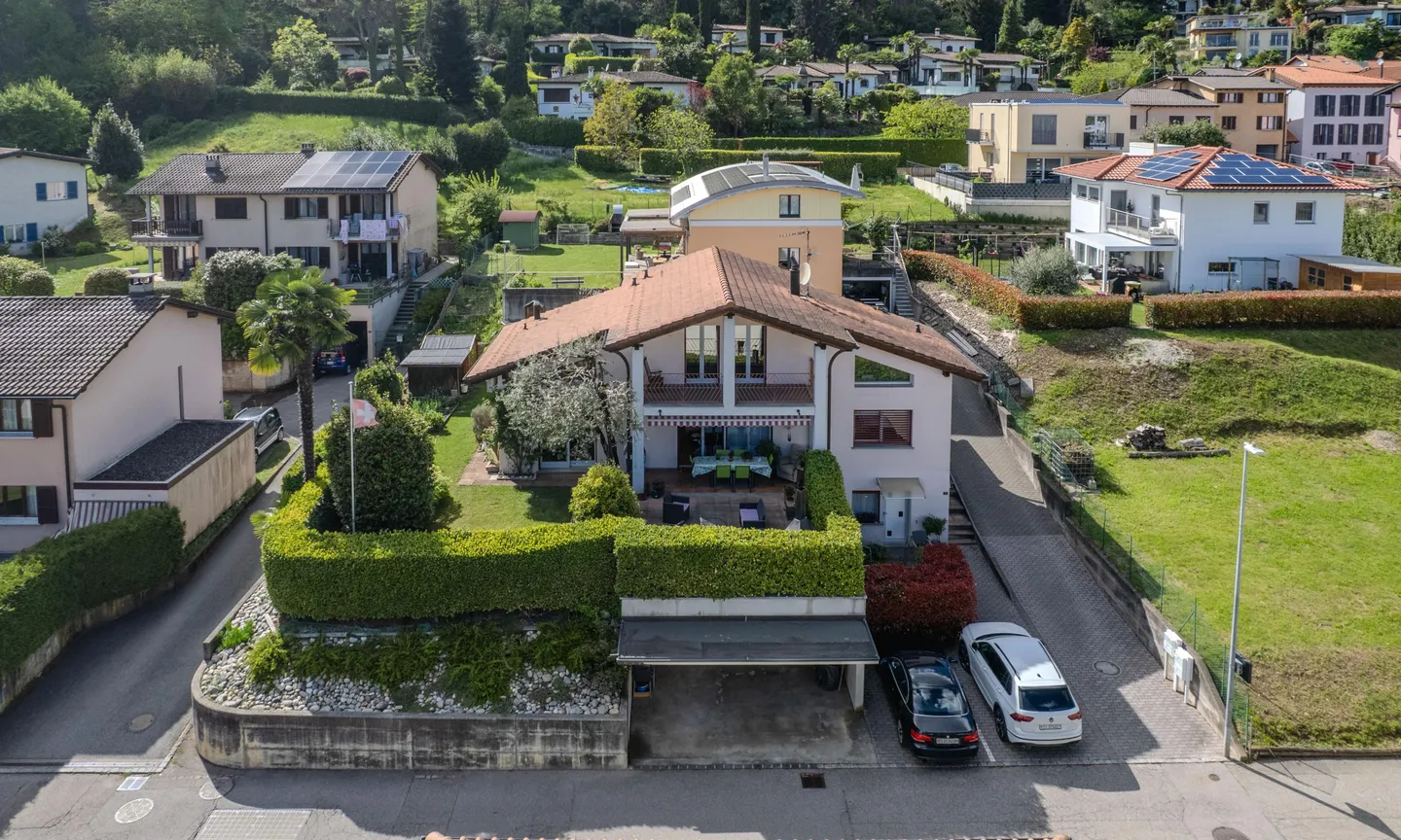 MODERNA VILLETTA BIFAMILIARE 8.5 LOCALI CON GIARDINO A PURA - Foto 1 di 9