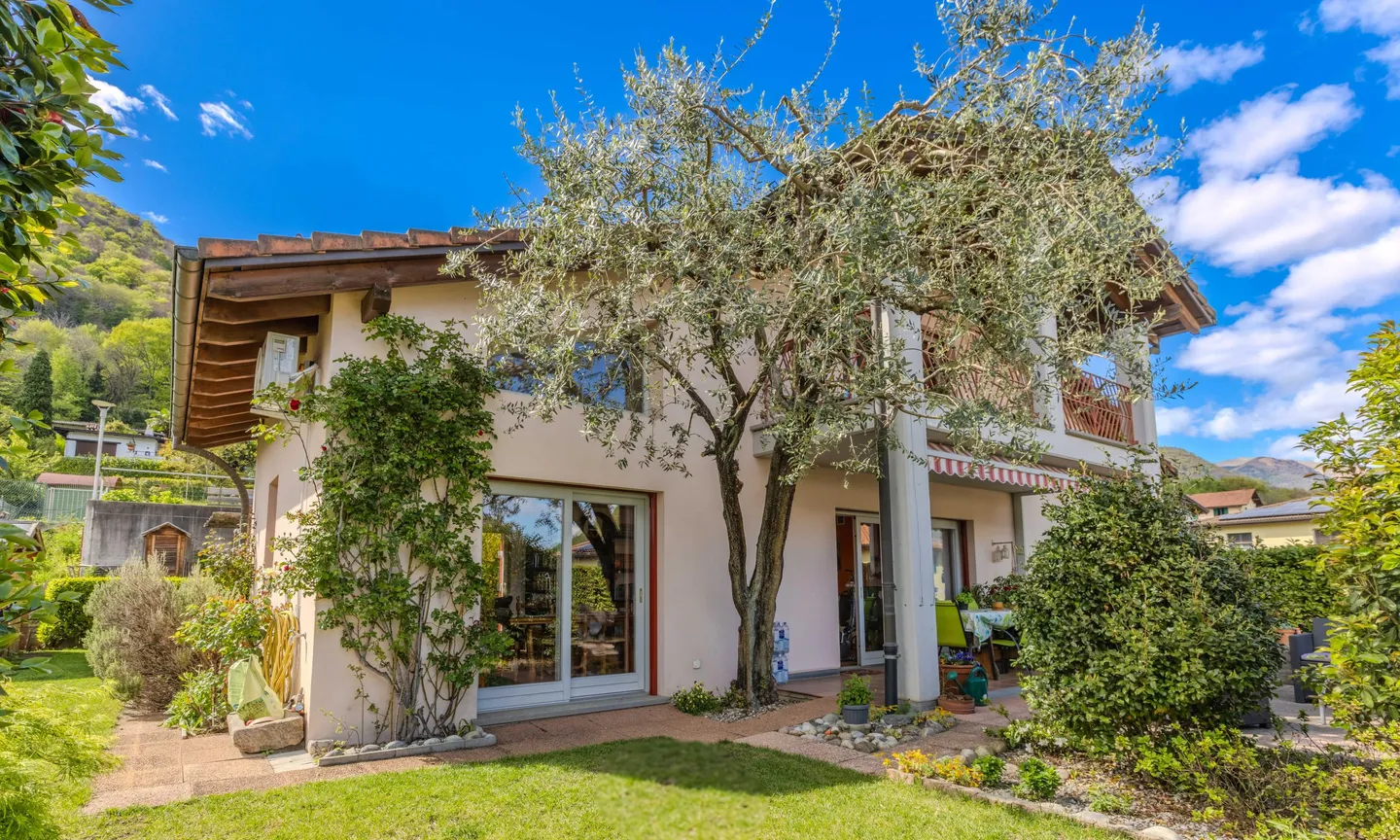 MODERNA VILLETTA BIFAMILIARE 8.5 LOCALI CON GIARDINO A PURA - Foto 1 di 9