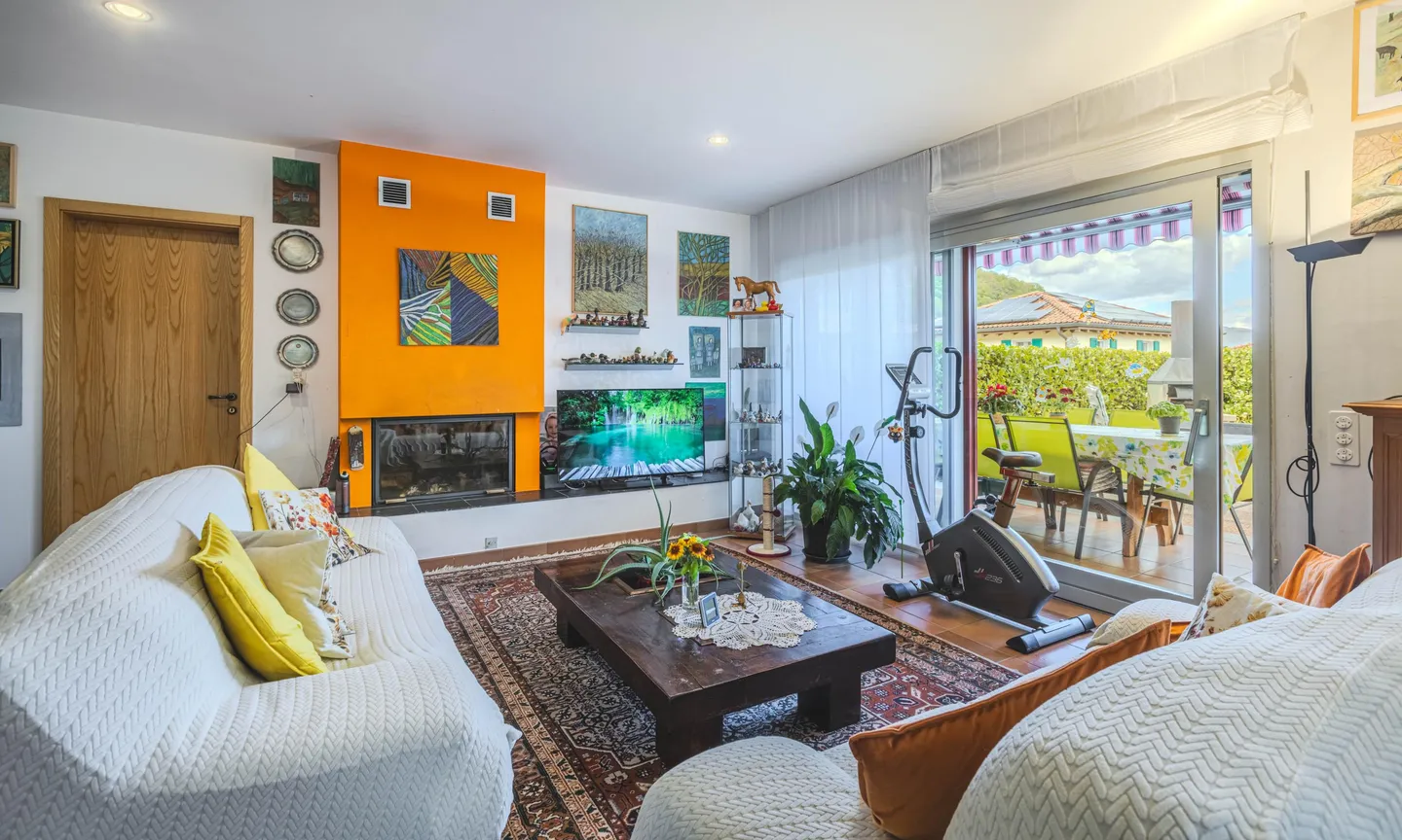 MODERNA VILLETTA BIFAMILIARE 8.5 LOCALI CON GIARDINO A PURA - Foto 4 di 9