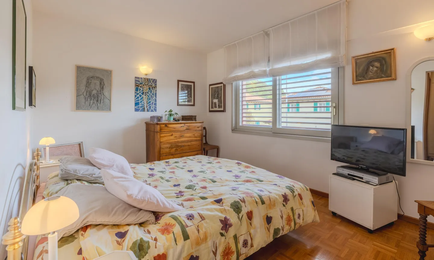 MODERNA VILLETTA BIFAMILIARE 8.5 LOCALI CON GIARDINO A PURA - Foto 6 di 9