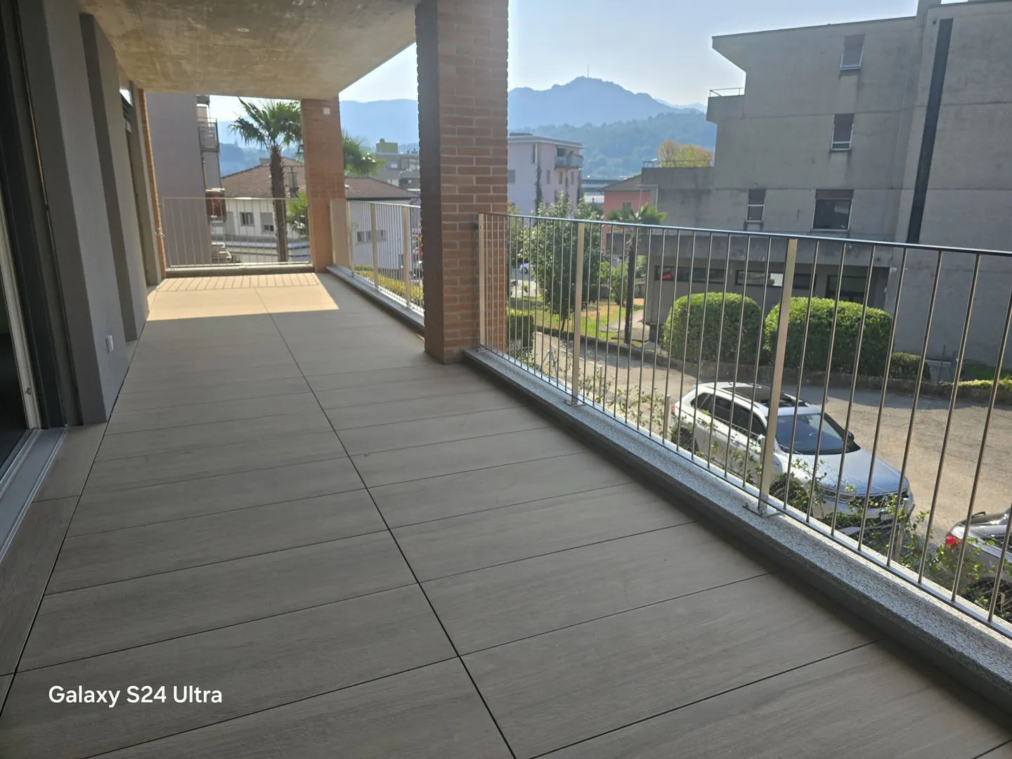 BELLISSIMO E NUOVO 3.5 LOCALI CON GRANDE TERRAZZA AD AGNO - Foto 6 di 9