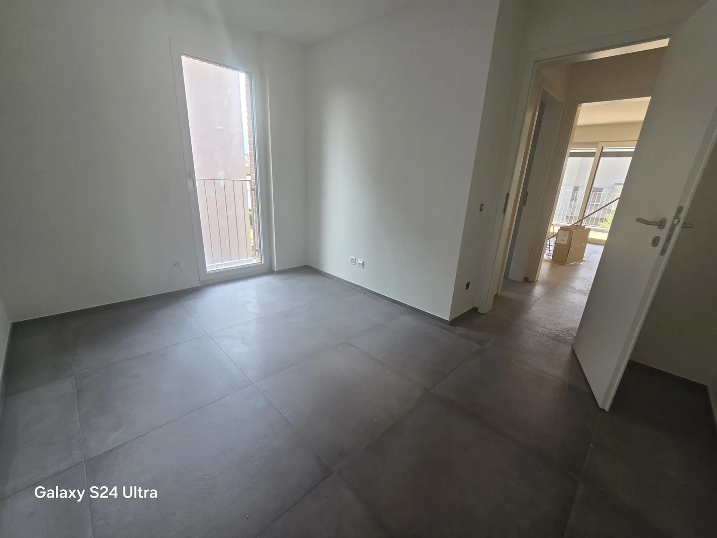 BELLISSIMO E NUOVO 3.5 LOCALI CON GRANDE TERRAZZA AD AGNO - Foto 8 di 9