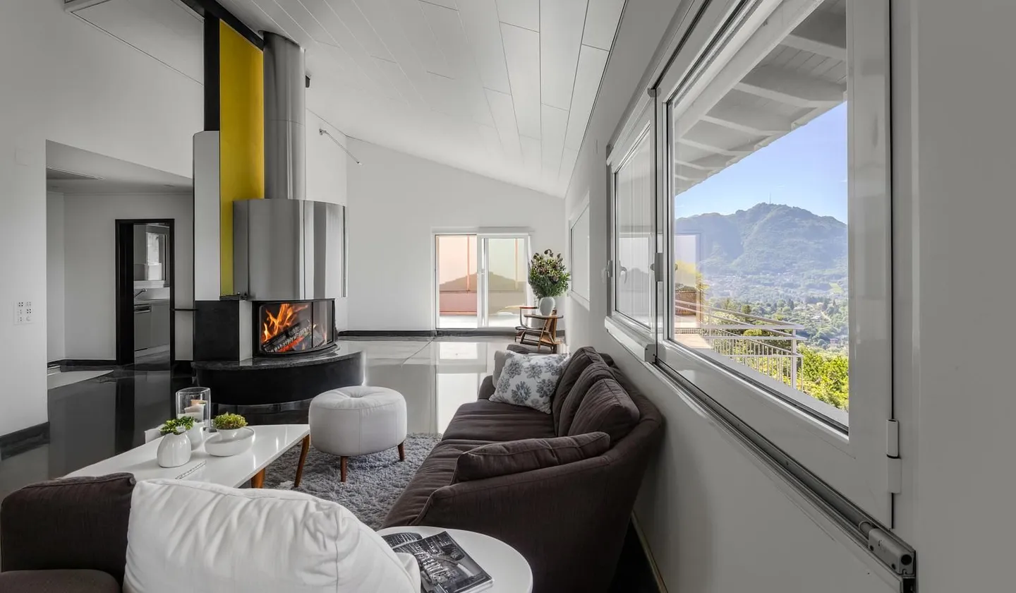 Villa spaziosa con piscina e vista lago - Foto 1 di 12