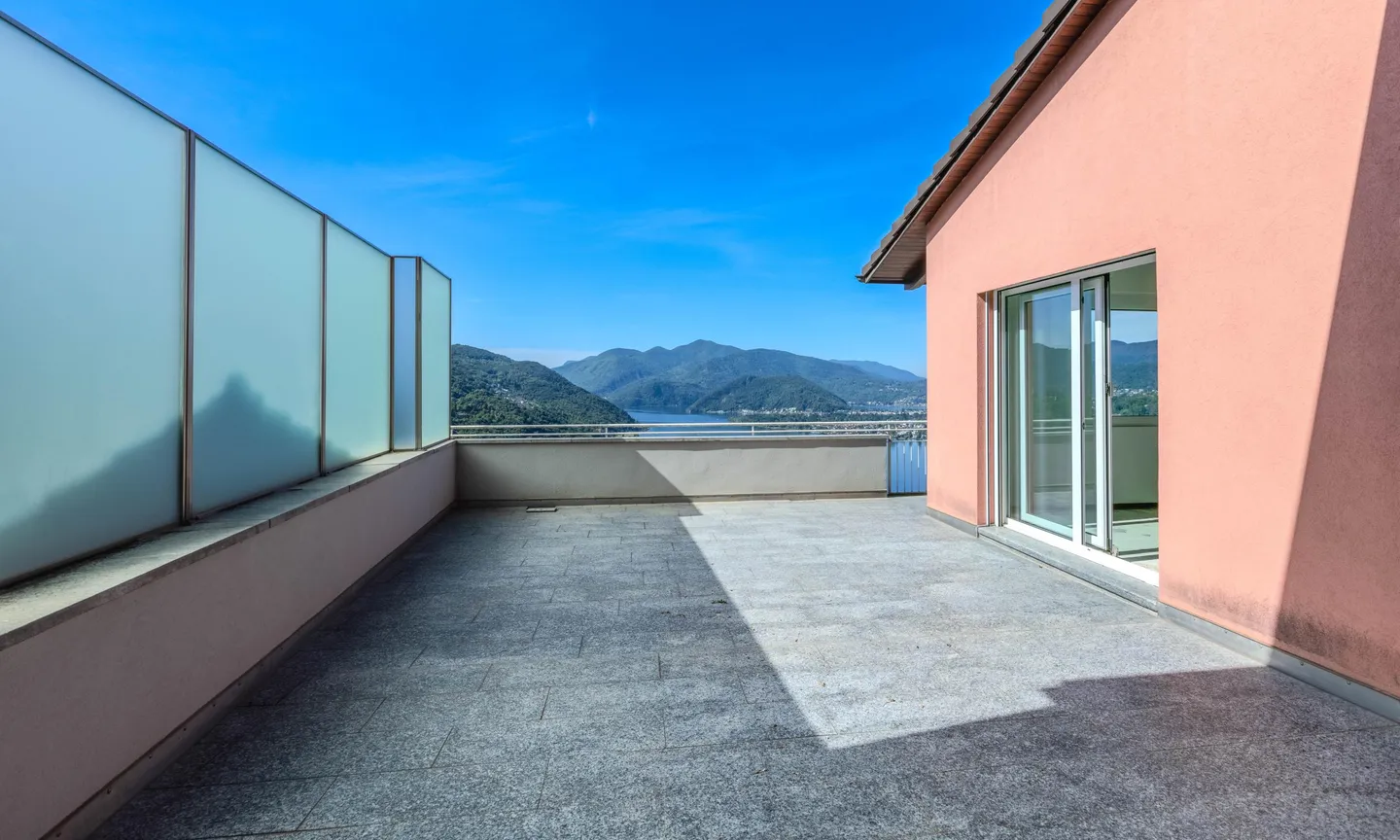 VILLA 5.5 LOCALI CON PISCINA E VISTA MOZZAFIATO A MUZZANO - Foto 5 di 12