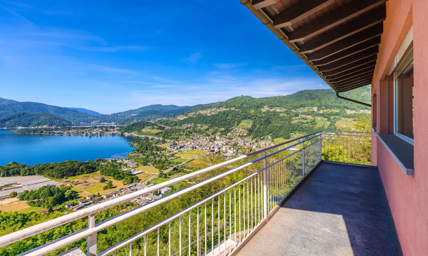 VILLA 5.5 LOCALI CON PISCINA E VISTA MOZZAFIATO A MUZZANO - Foto 6 di 12
