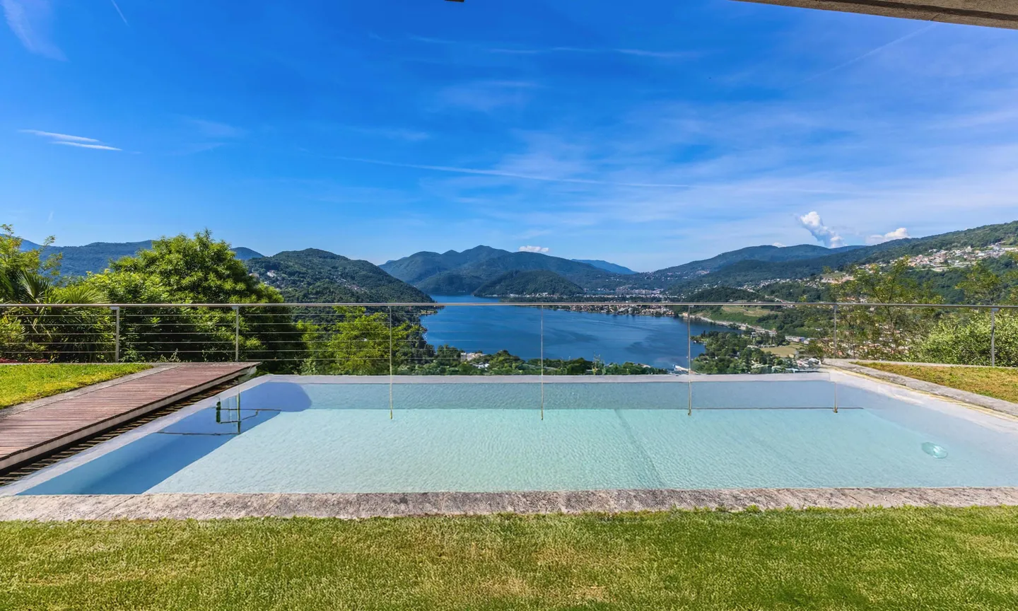 VILLA 5.5 LOCALI CON PISCINA E VISTA MOZZAFIATO A MUZZANO - Foto 7 di 12