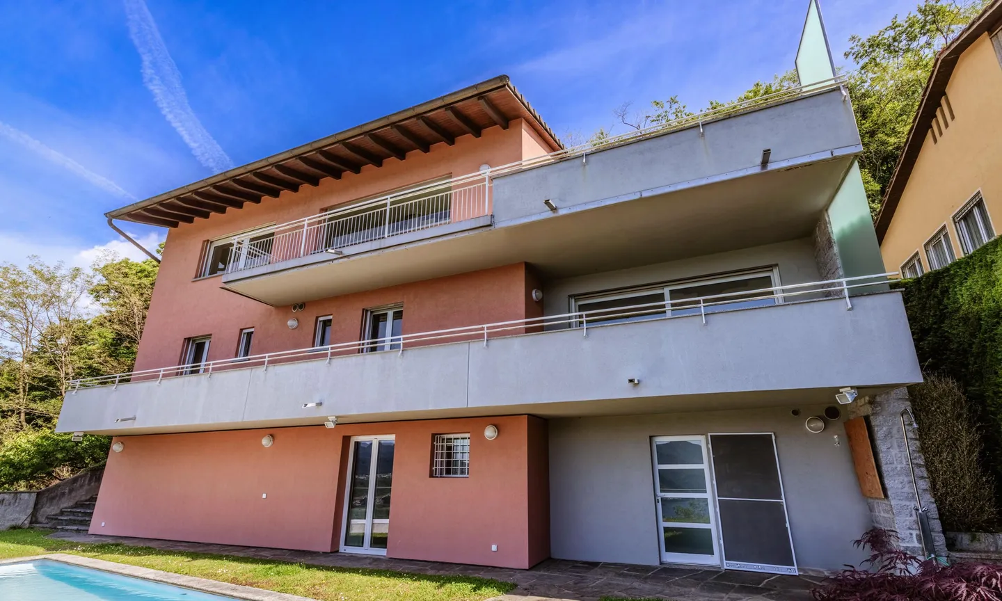 VILLA 5.5 LOCALI CON PISCINA E VISTA MOZZAFIATO A MUZZANO - Foto 9 di 12