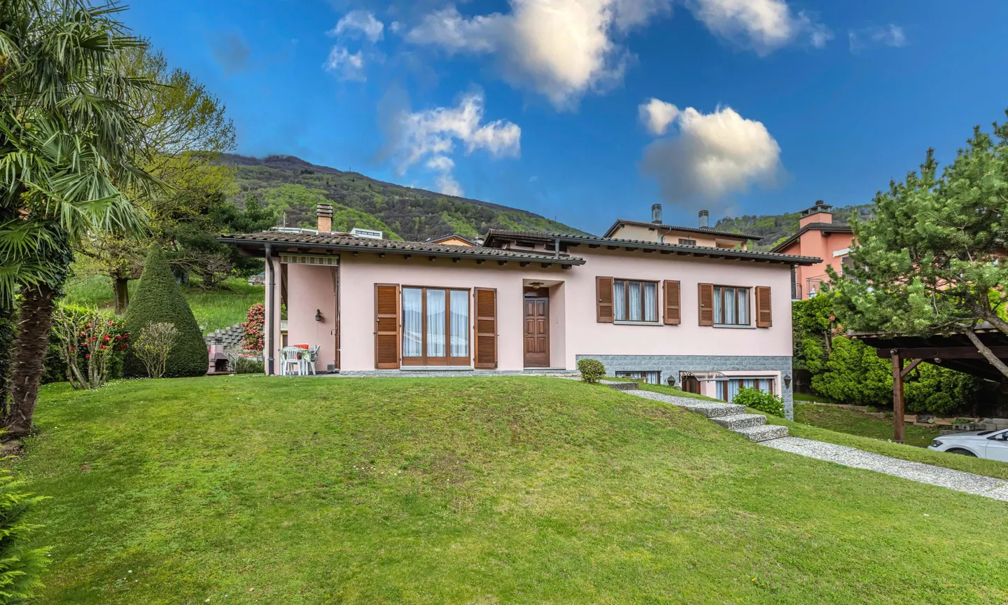 TWO-FAMILY VILLA 5.5 LOC. IMMERSED IN GREEN IN TORRICELLA - Photo 1 of 9