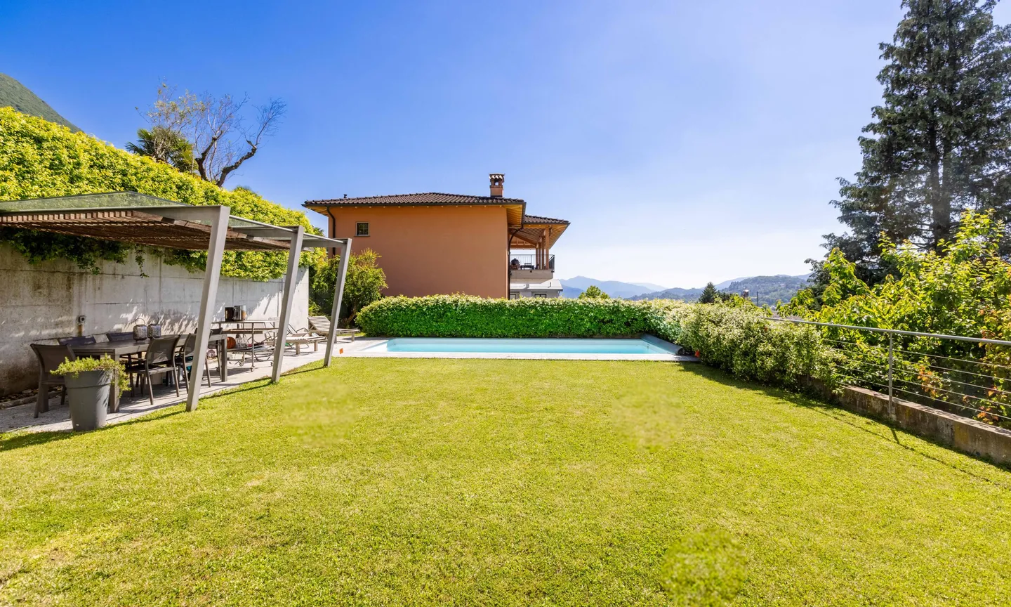 BEAUTIFUL MODERN VILLA 6.5 ROOMS WITH POOL IN CADRO - Photo 3 of 9