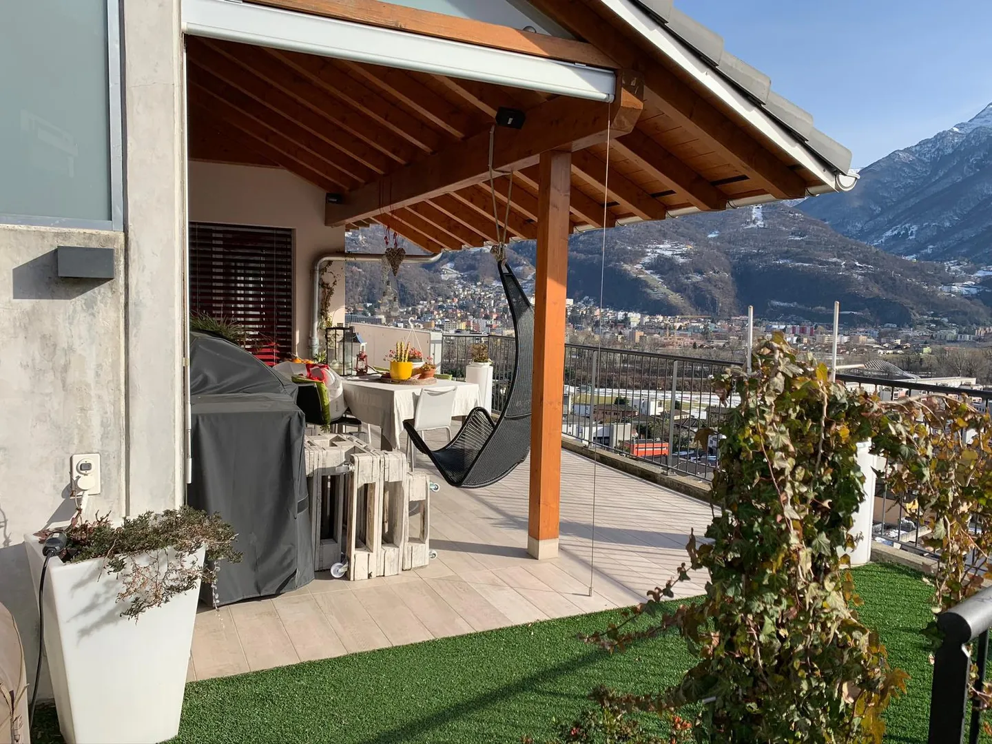 BEZAUBERNDES HAUS MIT 6,5 ZIMMERN UND OFFENEM BLICK IN BELLINZONA - Foto 1 von 10
