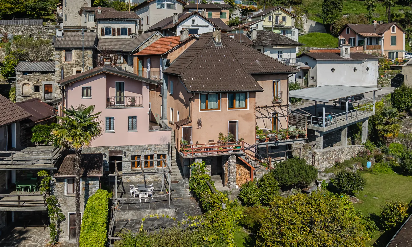 STABLE OF 3 APARTMENTS WITH RESTAURANT AND B&B IN BRISSAGO - Photo 1 of 9