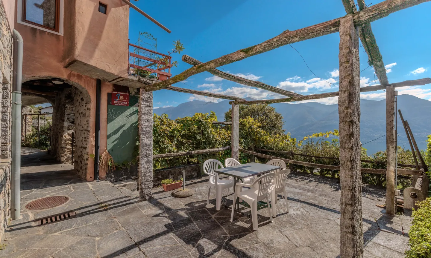 STABLE OF 3 APARTMENTS WITH RESTAURANT AND B&B IN BRISSAGO - Photo 2 of 9