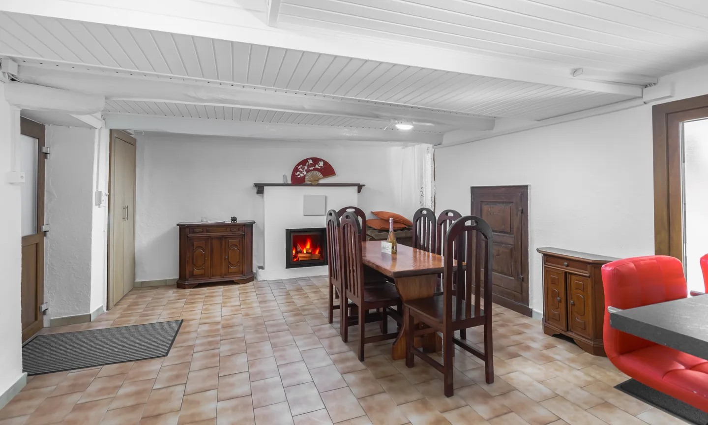 STABLE OF 3 APARTMENTS WITH RESTAURANT AND B&B IN BRISSAGO - Photo 3 of 9