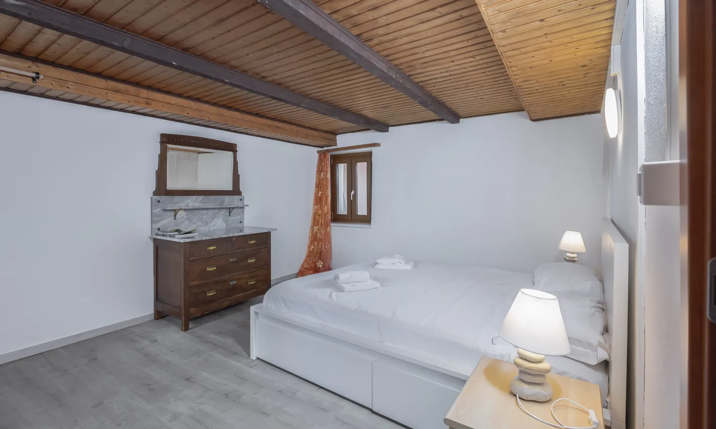 STABLE OF 3 APARTMENTS WITH RESTAURANT AND B&B IN BRISSAGO - Photo 4 of 9