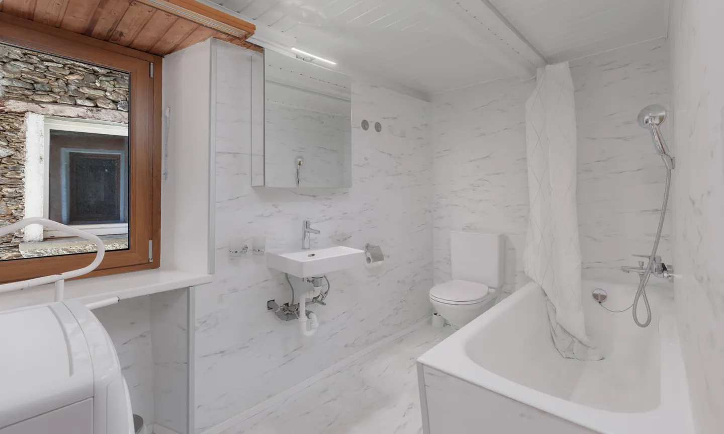 STABLE OF 3 APARTMENTS WITH RESTAURANT AND B&B IN BRISSAGO - Photo 5 of 9