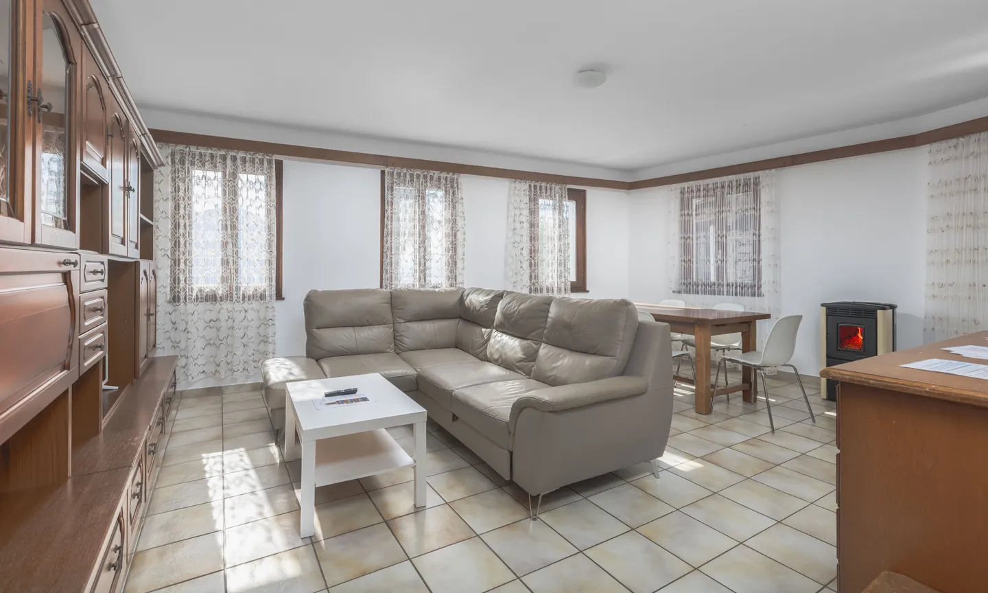 STABLE OF 3 APARTMENTS WITH RESTAURANT AND B&B IN BRISSAGO - Photo 7 of 9