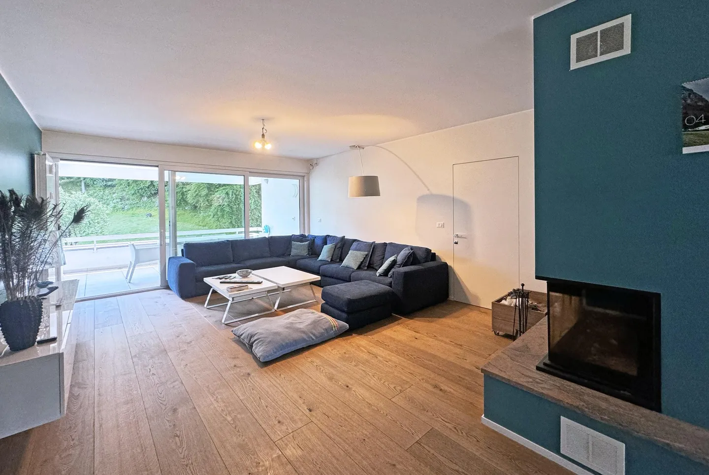 STUNNING 4.5 ROOM APARTMENT OF 170 SQM WITH LAKE VIEW IMMERSED IN GREENERY IN CARONA - Photo 1 of 10