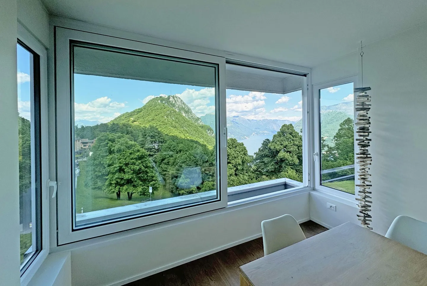 STUPENDO E AMPIO 4.5 VISTA LAGO IMMERSO NEL VERDE A CARONA - Foto 4 di 10
