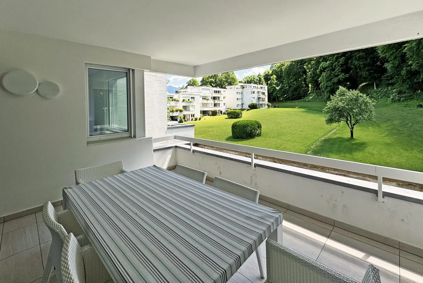 STUNNING AND SPACIOUS 4.5 ROOMS WITH LAKE VIEW IN THE GREENERY OF CARONA - Photo 3 of 10