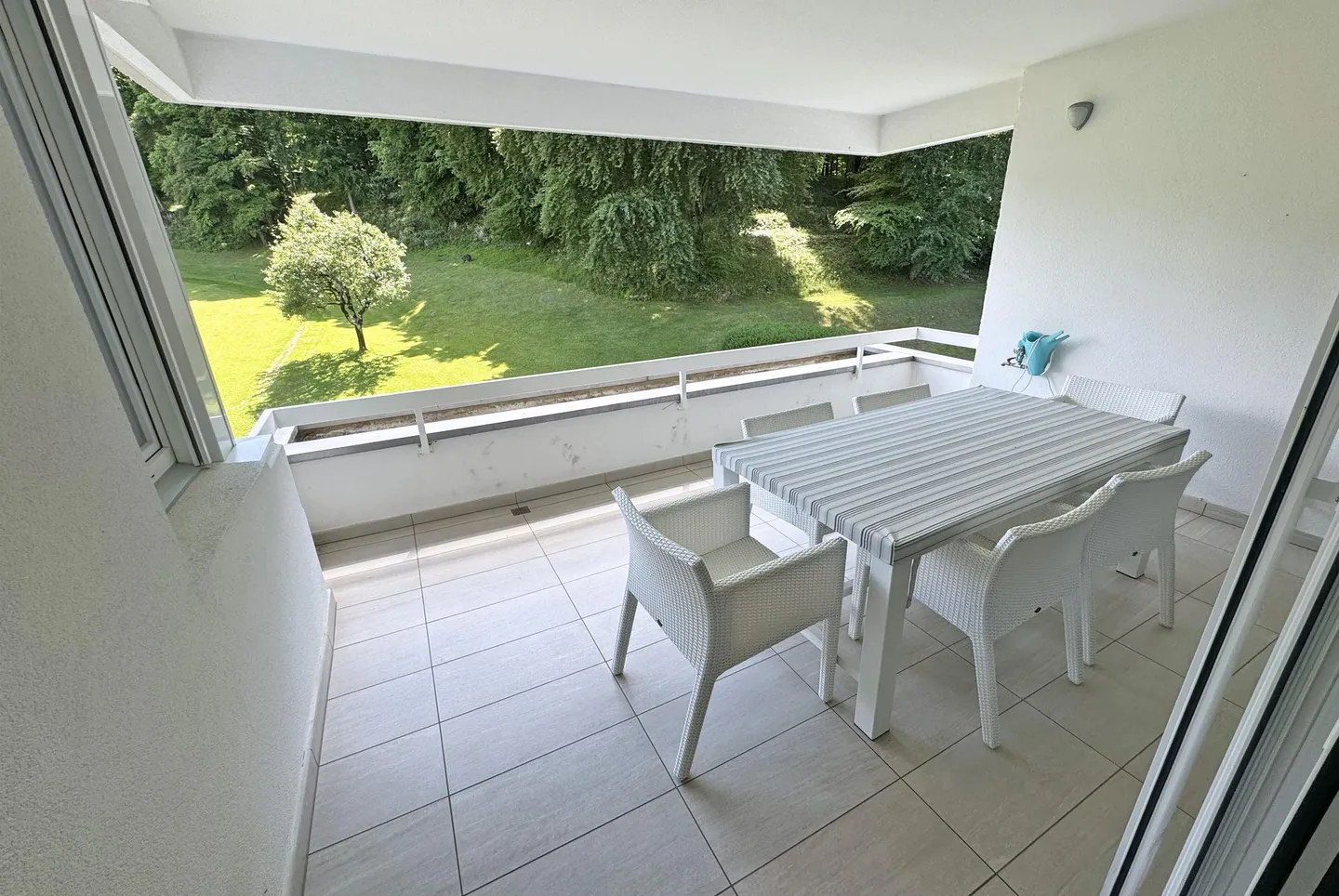 STUPENDO E AMPIO 4.5 VISTA LAGO IMMERSO NEL VERDE A CARONA - Foto 5 di 10