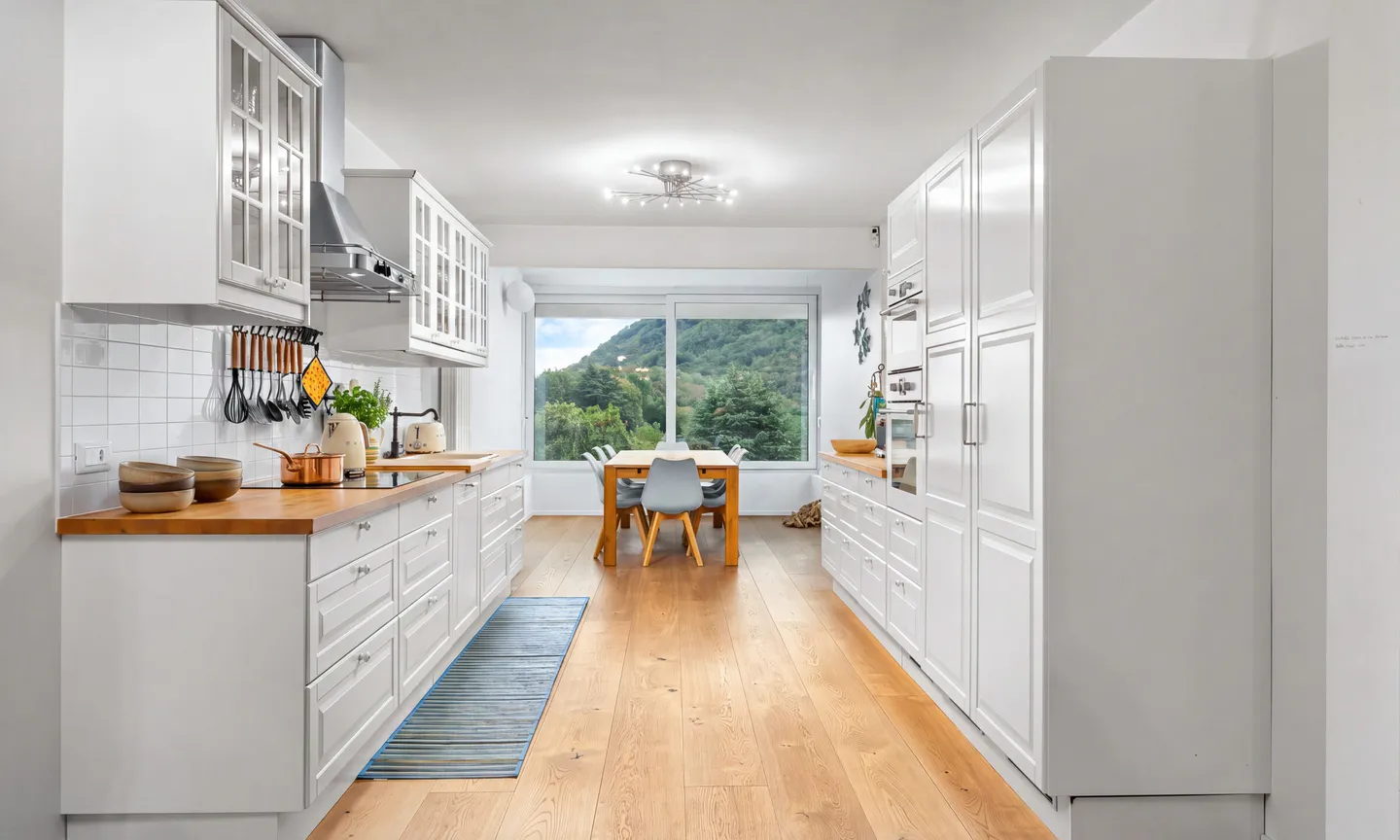PRÄCHTIGE UND GERÄUMIGE 4.5 ZIMMER MIT SEEBLICK IM GRÜNEN IN CARONA - Foto 5 von 13