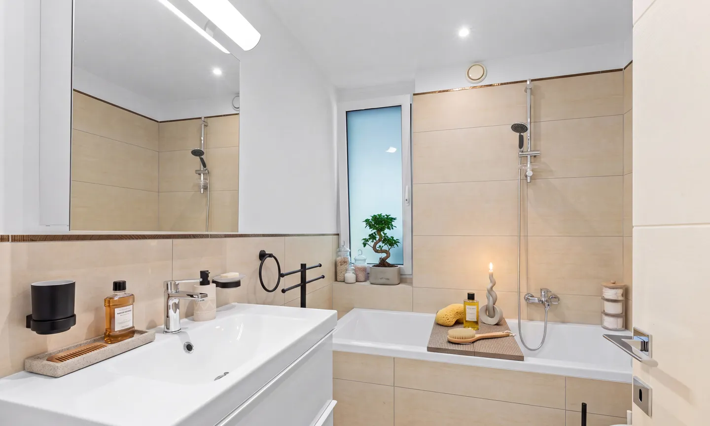 PRÄCHTIGE UND GERÄUMIGE 4.5 ZIMMER MIT SEEBLICK IM GRÜNEN IN CARONA - Foto 12 von 13