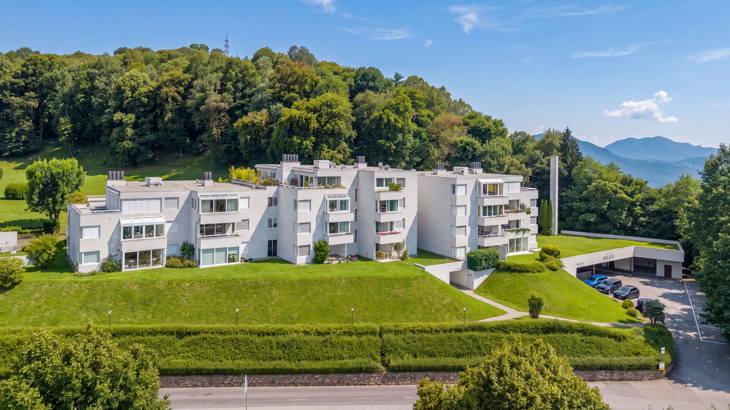 PRÄCHTIGE UND GERÄUMIGE 4.5 ZIMMER MIT SEEBLICK IM GRÜNEN IN CARONA - Foto 13 von 13