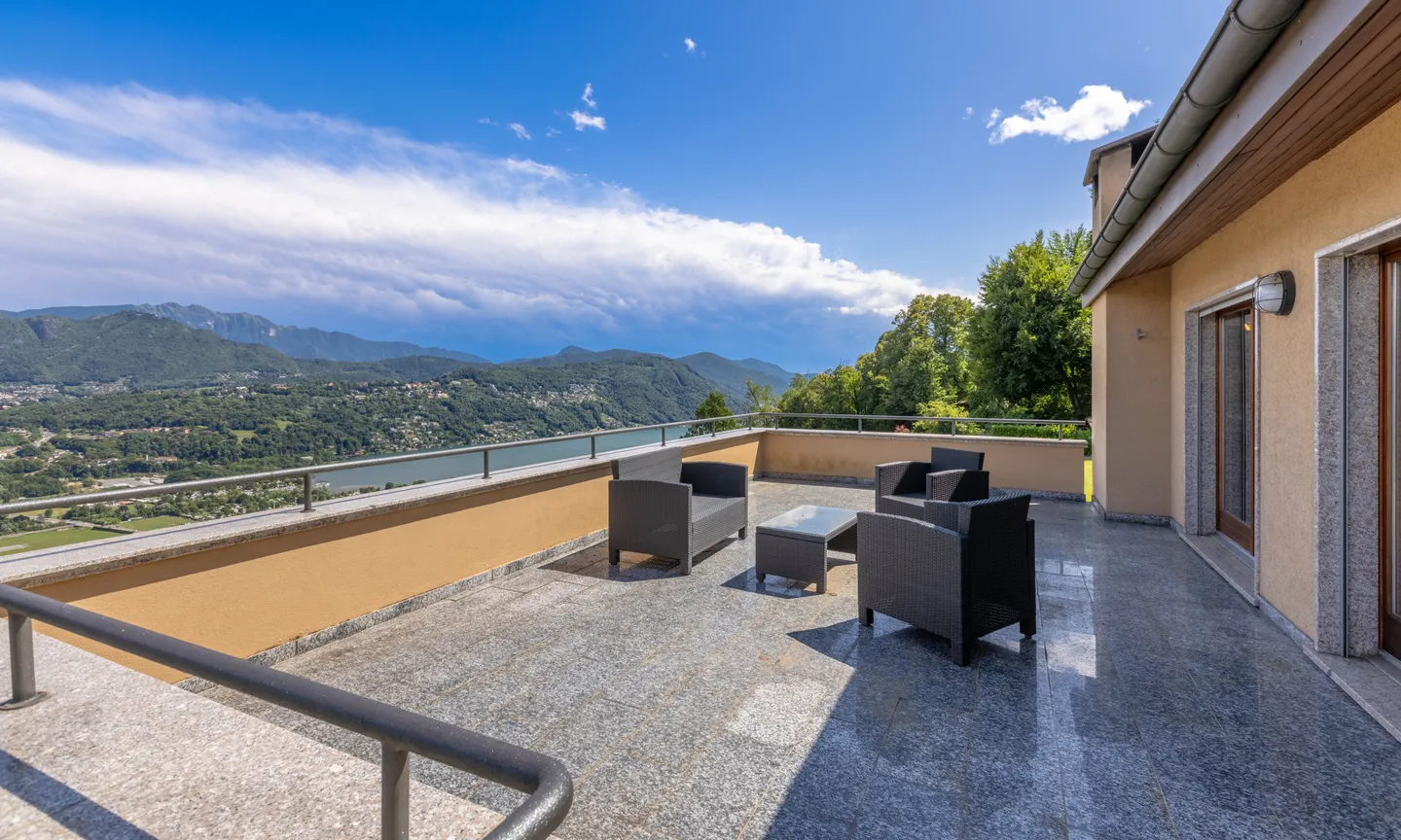 BELLISSIMA VILLA 5.5 VISTA LAGO CON AMPIO GIARDINO A CIMO - Foto 8 di 9