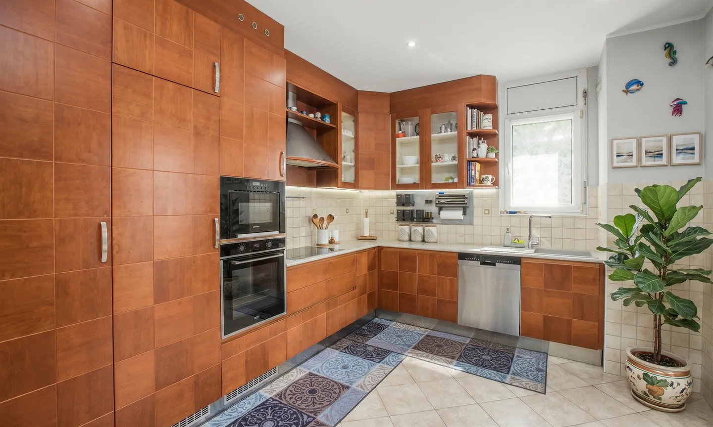 Exclusive Three-Family House with 8.5 Rooms and Cellar in Melano - Photo 3 of 9