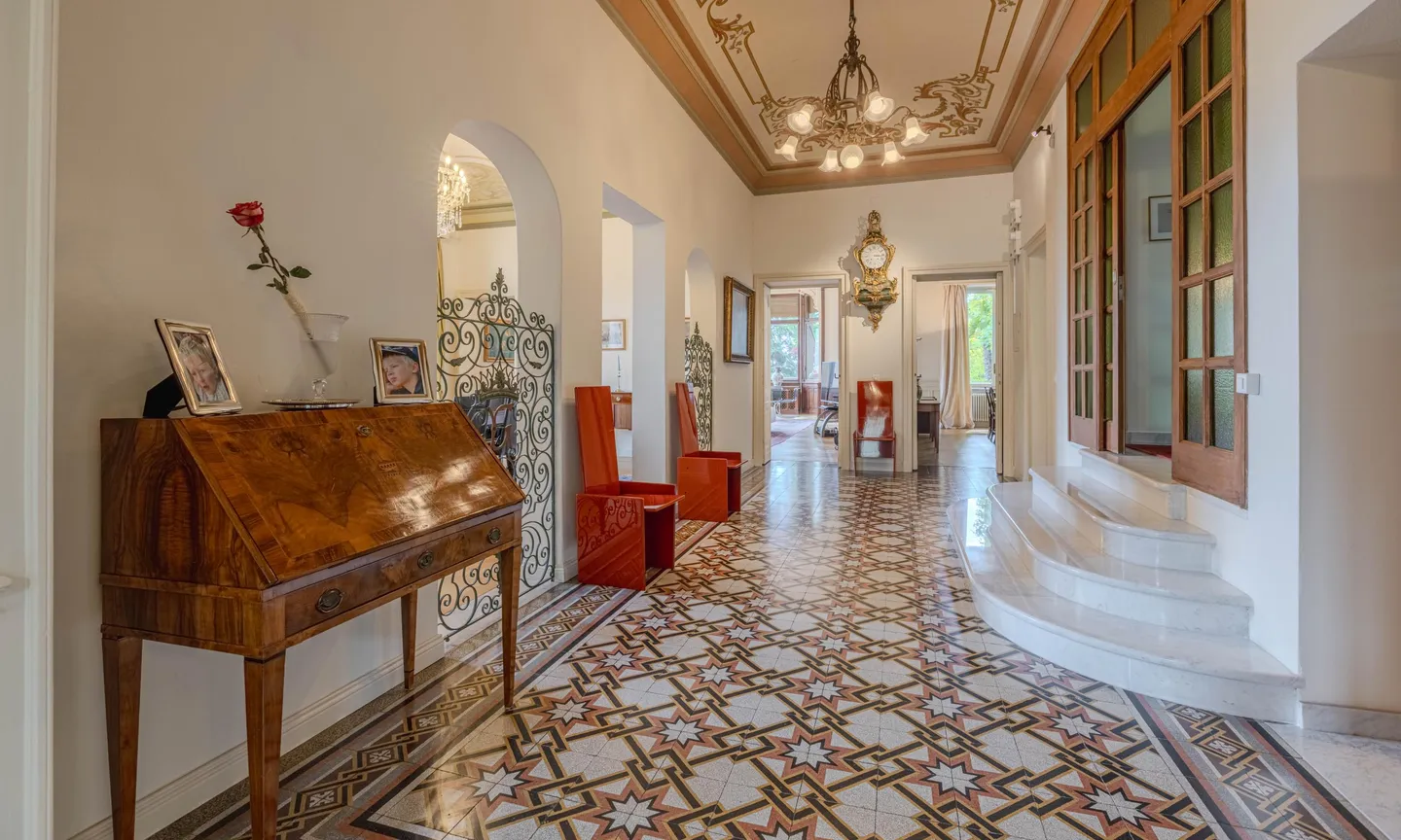 STUNNING VILLA OF 14.5 ROOMS WITH SPECTACULAR VIEW IN PORZA - Photo 3 of 9