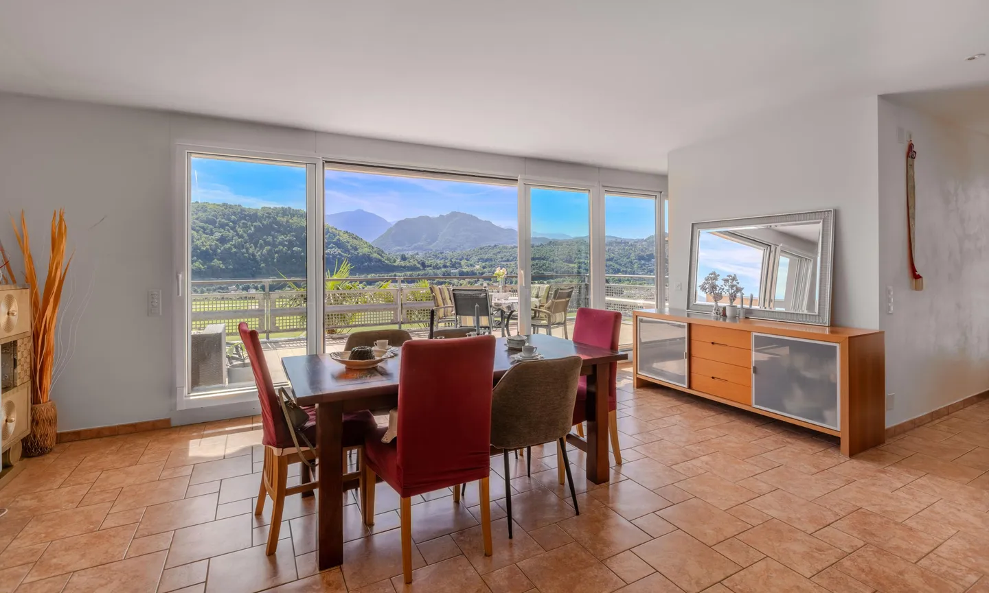BELLA VILLA PANORAMICA DI 4.5 LOCALI CON VISTA LAGO AD AGNO - Foto 2 di 11