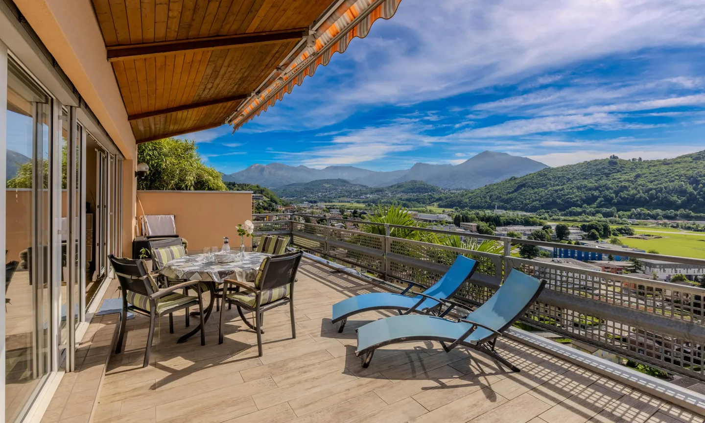 BELLA VILLA PANORAMICA DI 4.5 LOCALI CON VISTA LAGO AD AGNO - Foto 1 di 11