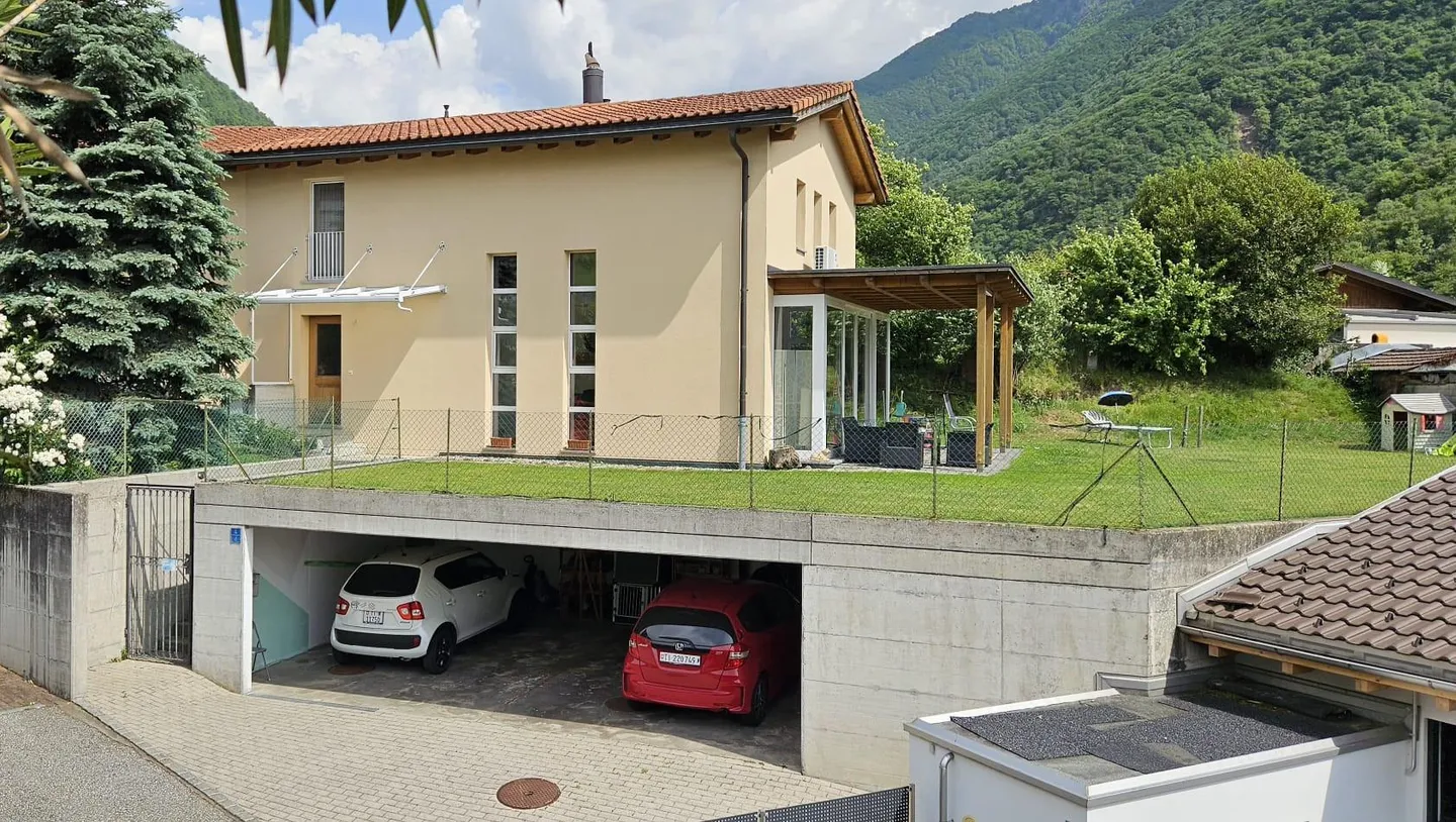 GROßES ZWEIFAMILIENHAUS MIT GARTEN IN GIUBIASCO - Foto 9 von 9
