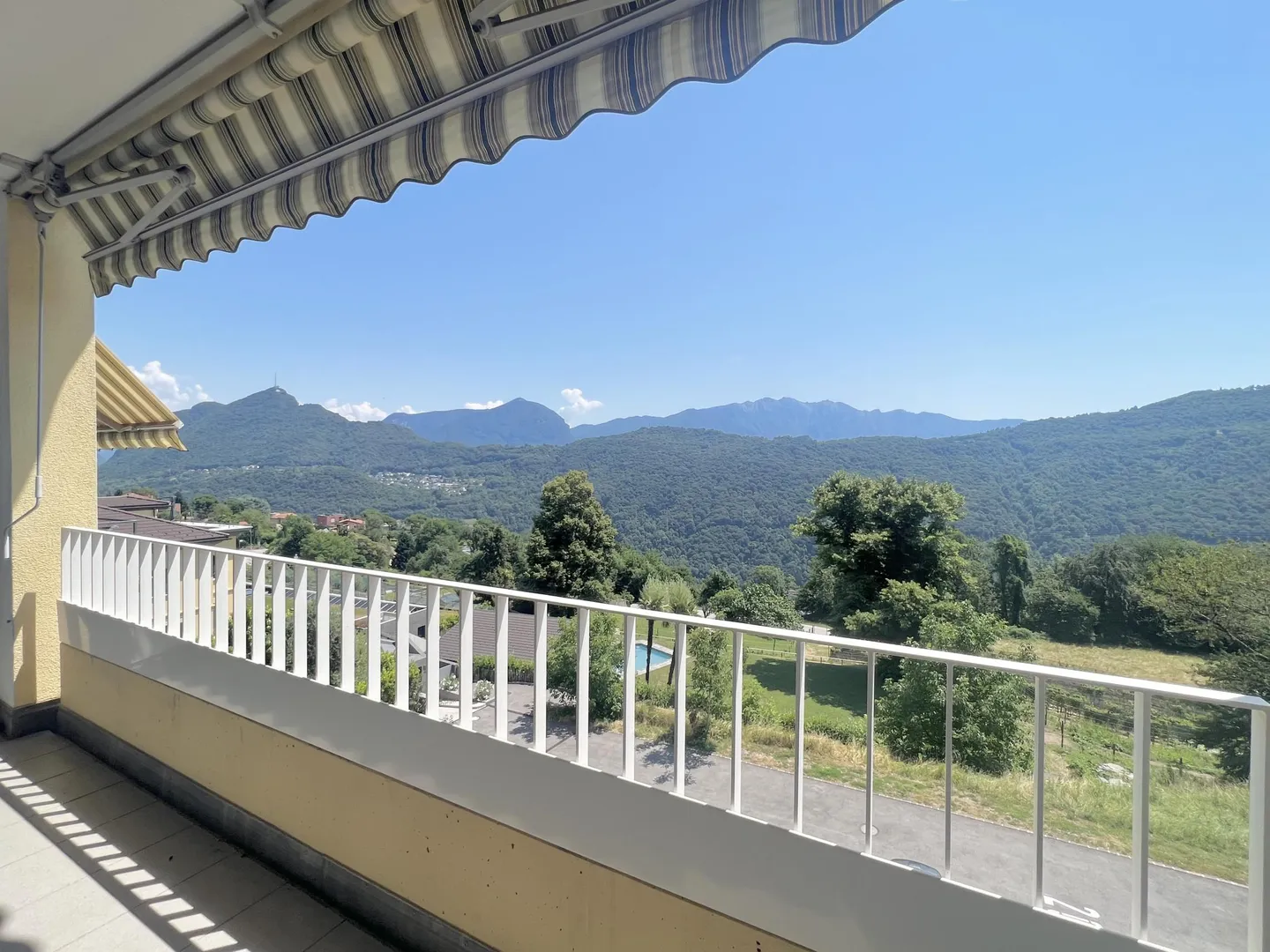 À LOUER SPACIEUX 3.5 AVEC VUE OUVERTE À COLLINA D'ORO - Photo 1 sur 10