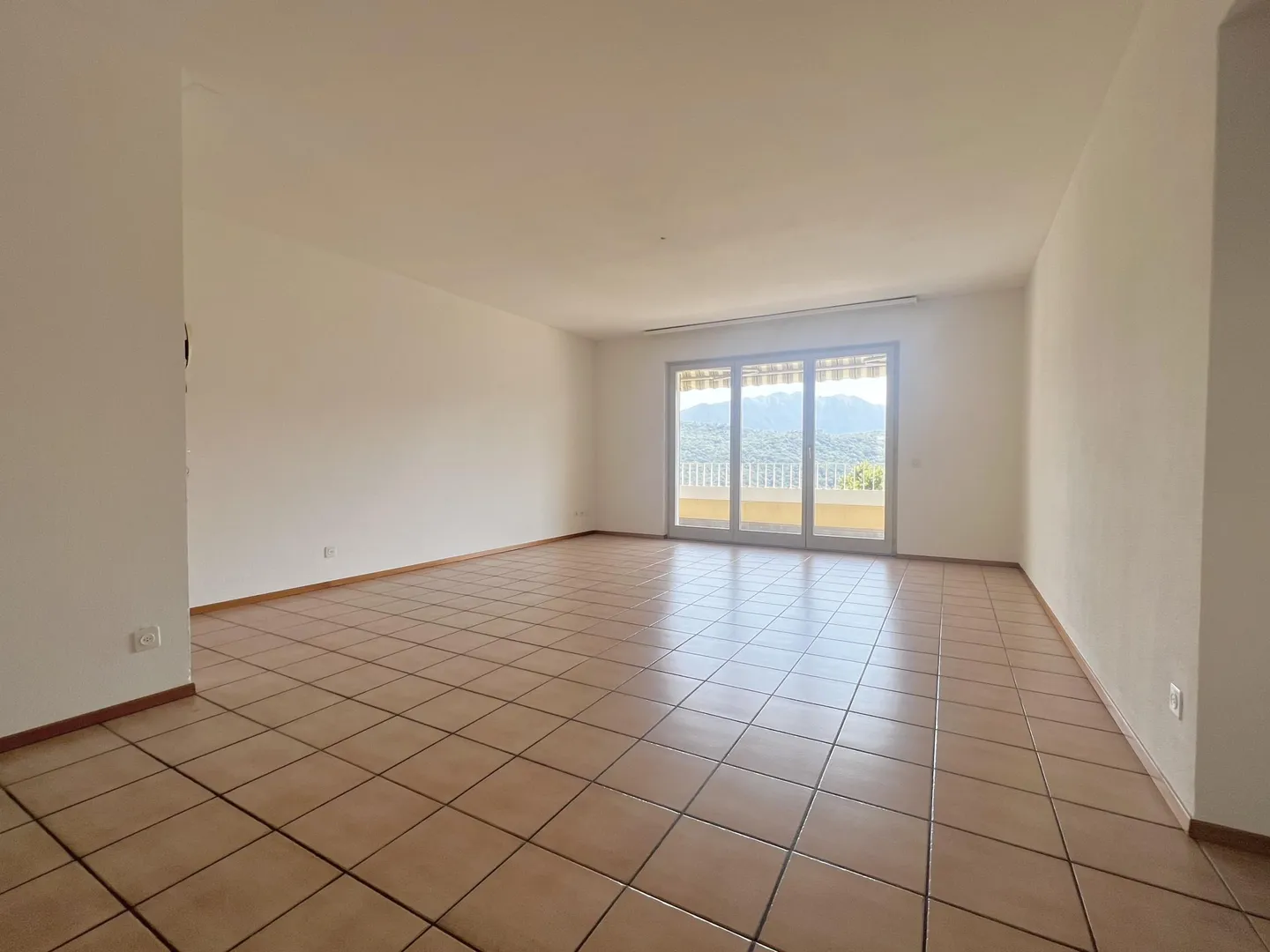 À LOUER SPACIEUX 3.5 AVEC VUE OUVERTE À COLLINA D'ORO - Photo 2 sur 10