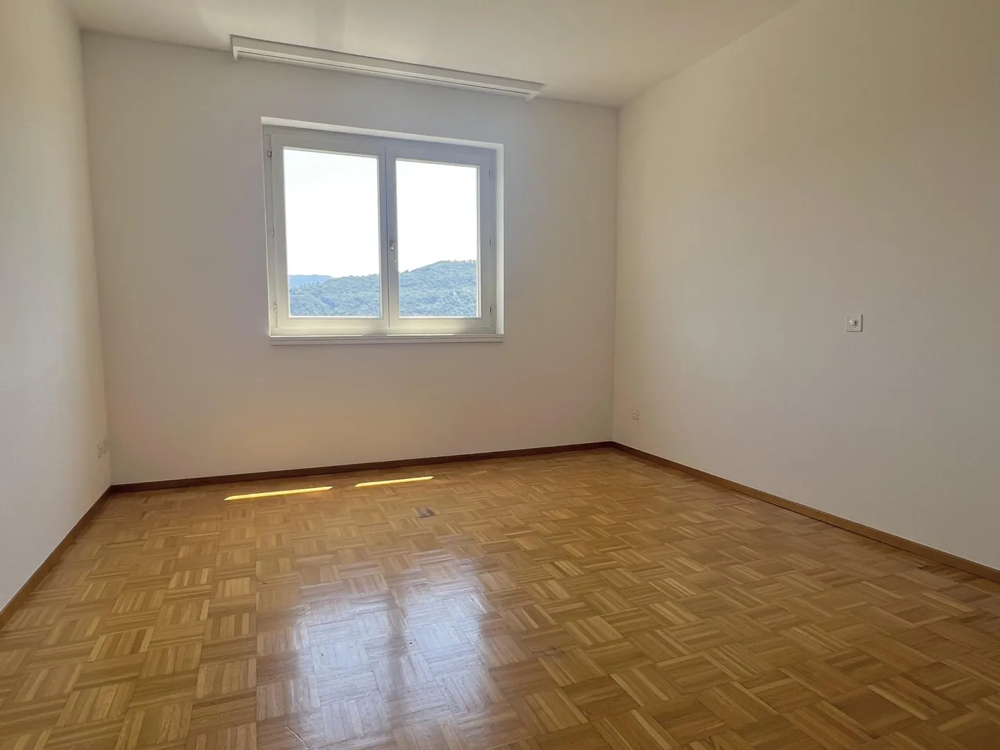 À LOUER SPACIEUX 3.5 AVEC VUE OUVERTE À COLLINA D'ORO - Photo 8 sur 10
