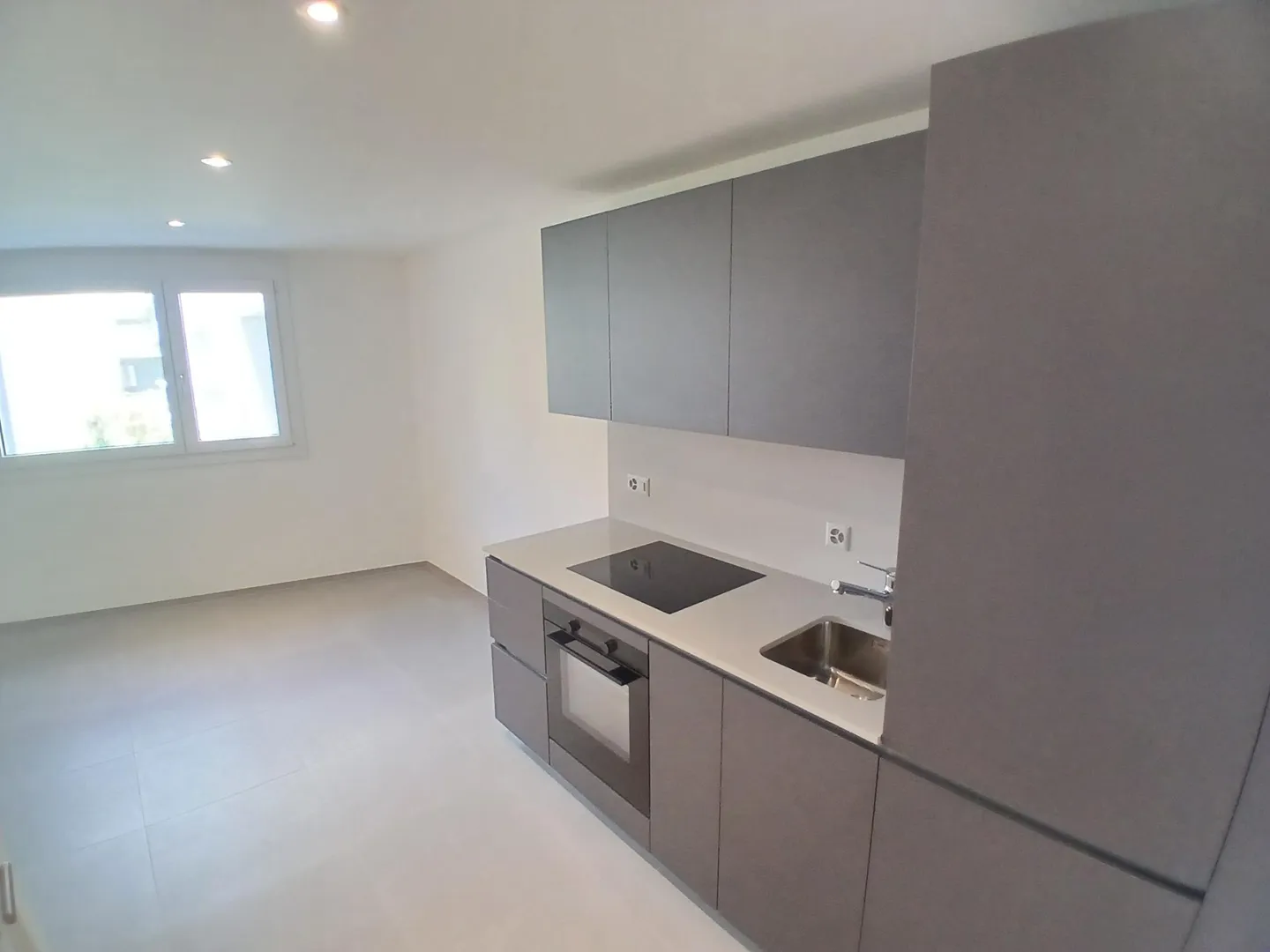 GERÄUMIGES UND NEUES STUDIO VON CA. 40 QM IN BELLINZONA - Foto 1 von 6