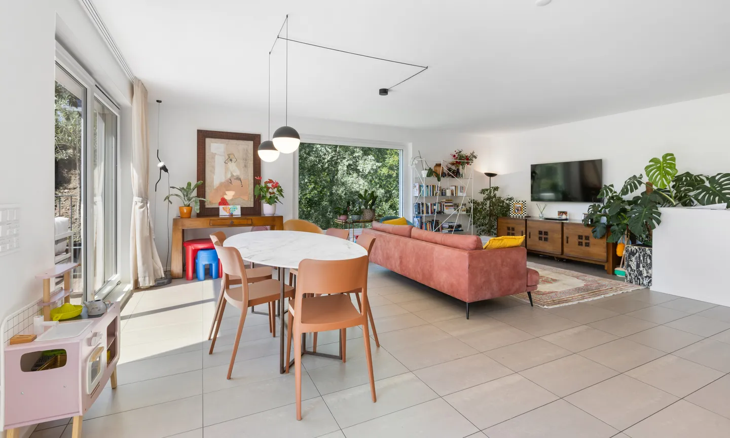 BRIGHT AND SPACIOUS 4.5 ROOMS WITH TERRACE IN LUGANO-CADRO - Photo 1 of 8