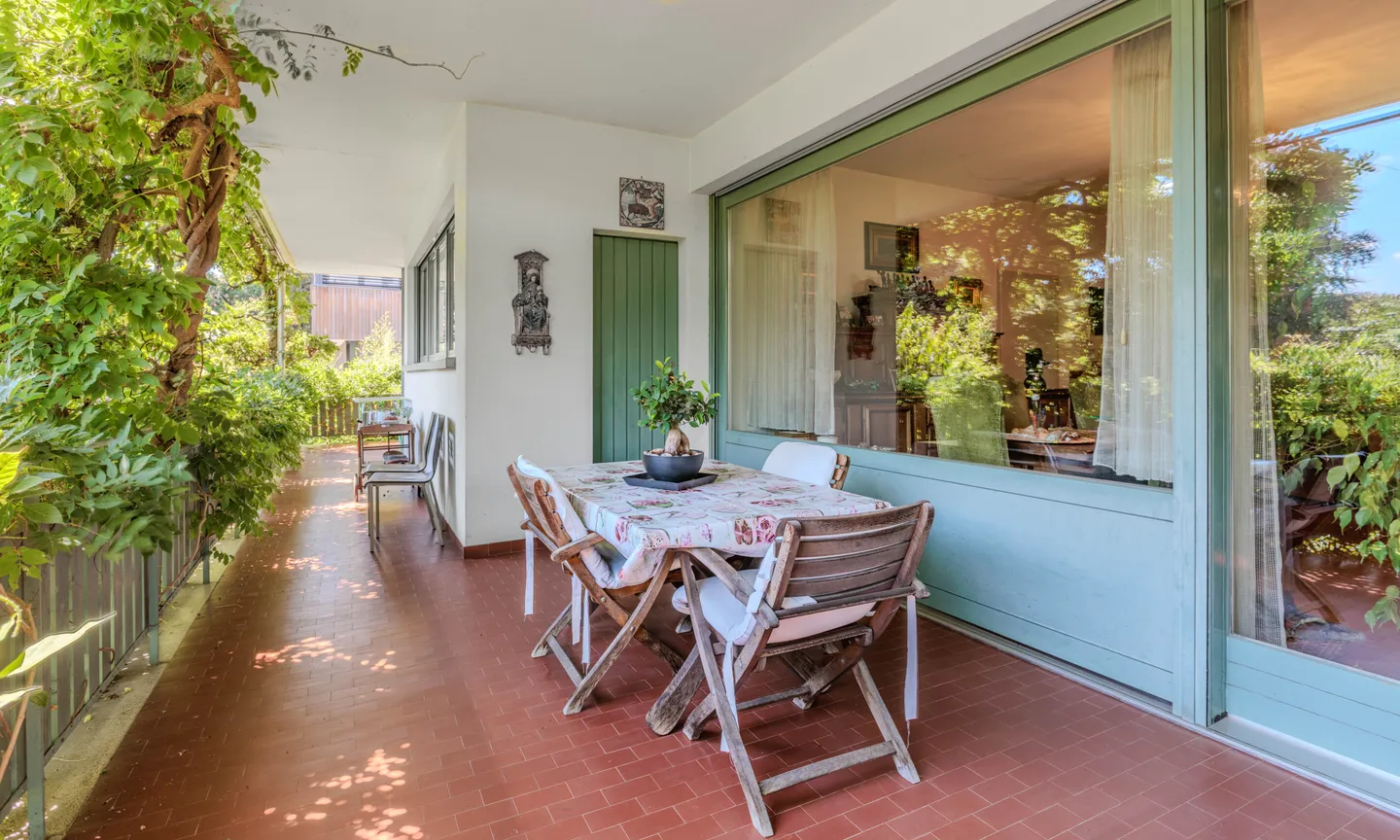 ELEGANTE VILLA DI 6.5 LOCALI CON GIARDINO PRIVATO A SORENGO - Foto 2 di 11