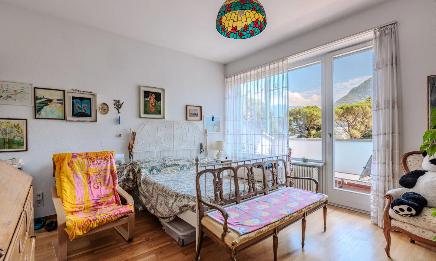 ELEGANTE VILLA DI 6.5 LOCALI CON GIARDINO PRIVATO A SORENGO - Foto 9 di 11