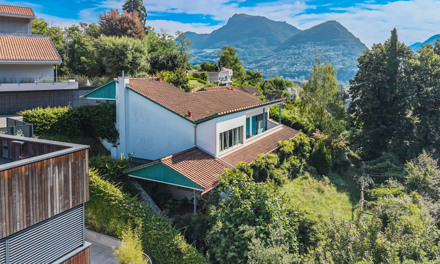 ELEGANTE VILLA DI 6.5 LOCALI CON GIARDINO PRIVATO A SORENGO - Foto 1 di 11