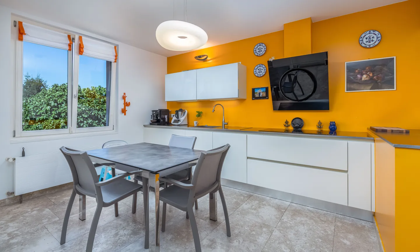 ROMANTICA VILLA DI 5.5 LOCALI CON GIARDINO A VILLA LUGANESE - Foto 4 di 9