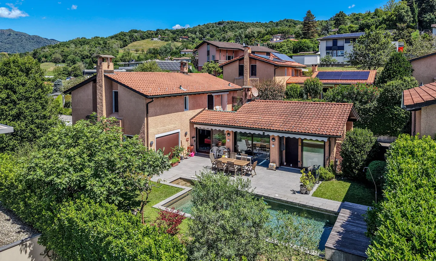 BELLISSIMA VILLA DI 6.5 LOCALI CON PISCINA A COMANO - Foto 2 di 9